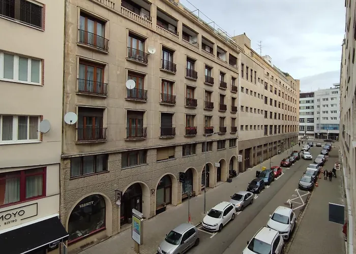 Oldtown 130m2 ,60m2 Terrace And 2 Bathrooms شقة براتسيلافا